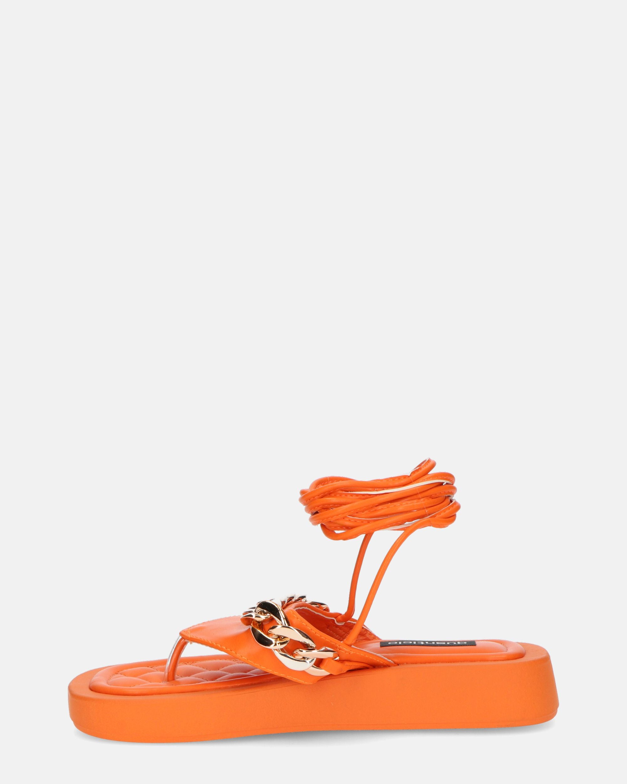 AURA - sandales plates orange avec chaîne dorée et lacets