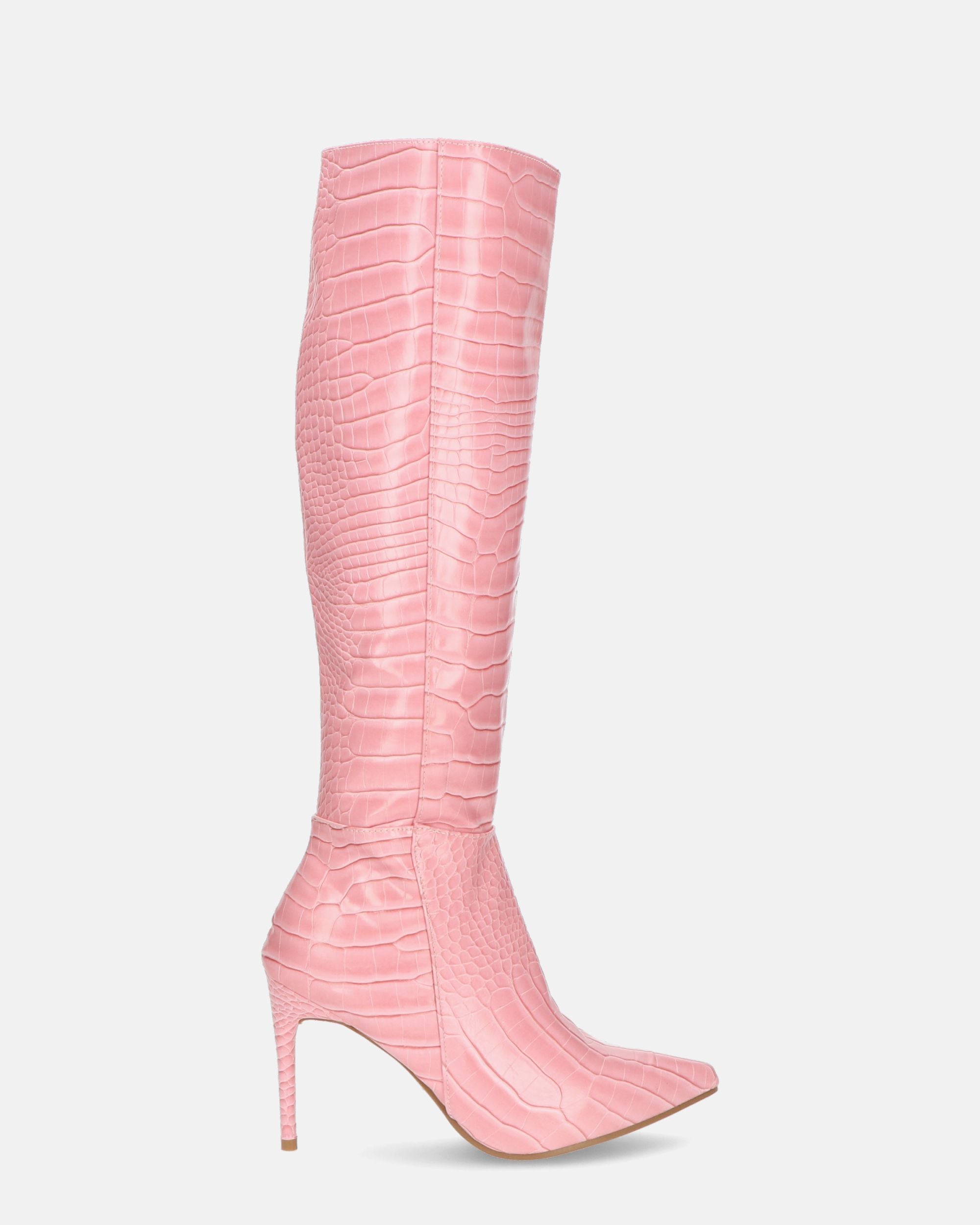 LAILA - bottes hautes en éco-cuir rose avec texture crocodile et ceinture latérale