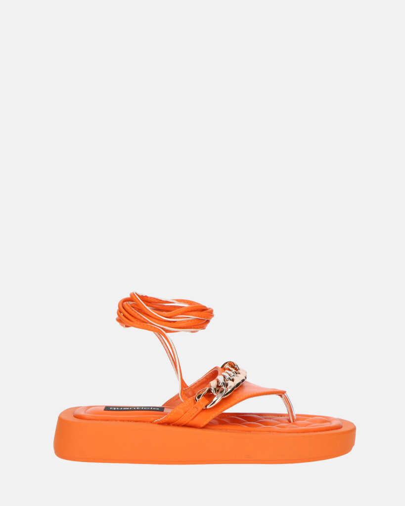AURA - sandales plates orange avec chaîne dorée et lacets
